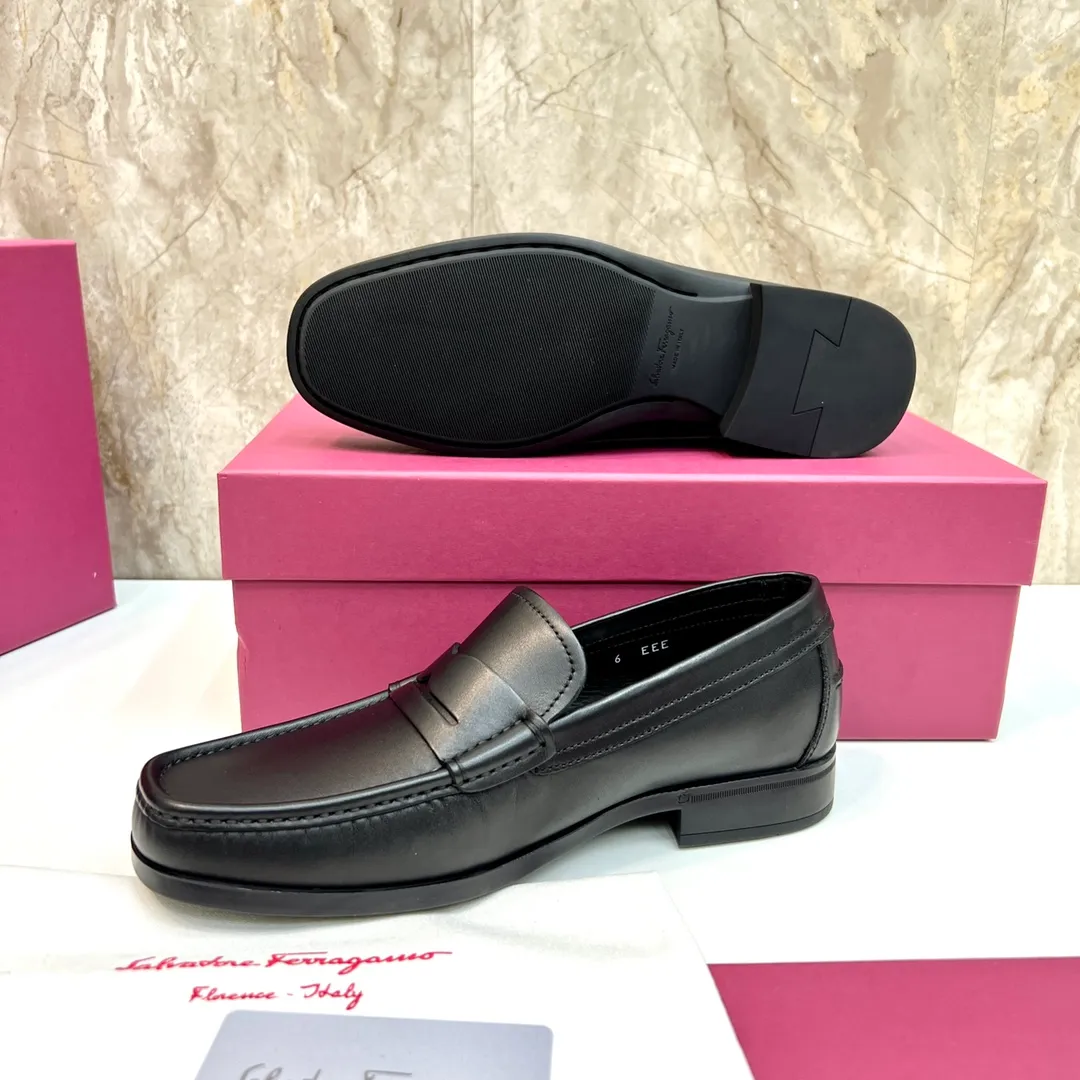 Original quality P780 Brand: Ferragamo Standard size: Men's size 39–44 (38.45 can be customized) Grade: Same style as the official website High-quality men's shoes Material: Customized first-layer calfskin with water-dyed cowhide lining Cowhide tiptoe Original non-slip and wear-resistant rubber outsole Style category: Men's formal business leather shoes are young and fashionable European and American trends British style Casual matching and comfortable feet Color: actual picture